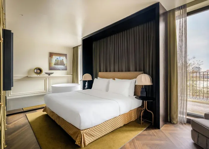 Roomers Munich, Autograph Collection