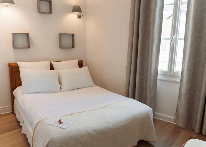 BRIT HOTEL Le Lion d'Or CHINON