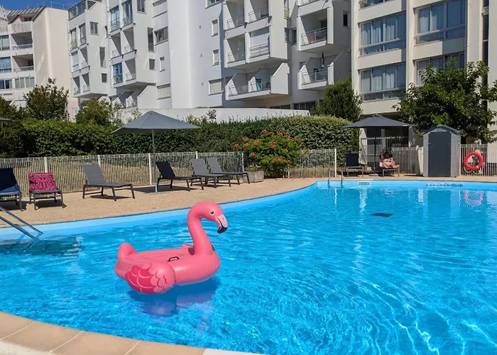 Résidence avec Piscine face au port 200m plage