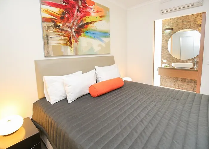 Indulge Apartments - Ontario